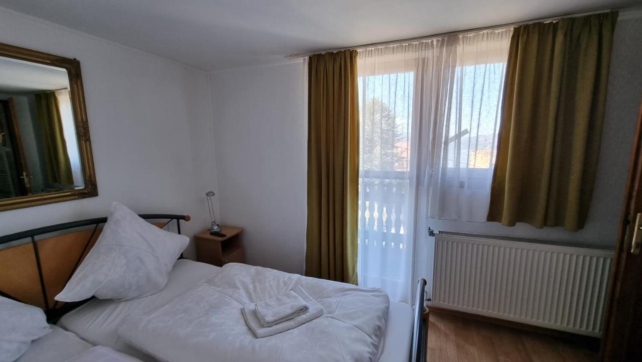 Casa Germana Hotel Lupeni  Bagian luar foto